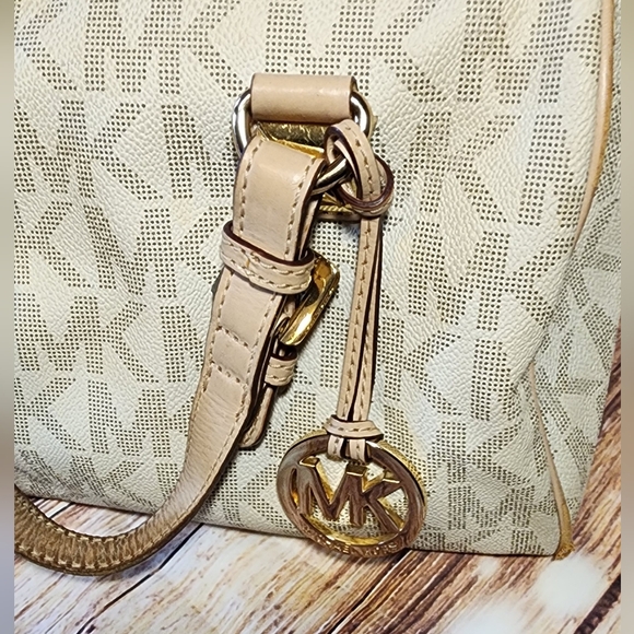 Michael Kors bag - Picture 2 of 9